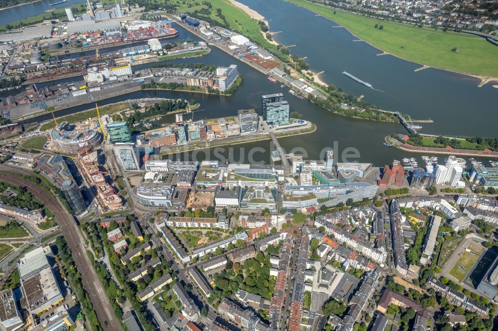 Luftbild Düsseldorf - Kaianlagen und Schiffs- Anlegestellen am Hafenbecken des Binnenhafen des Rhein in Düsseldorf im Bundesland Nordrhein-Westfalen, Deutschland