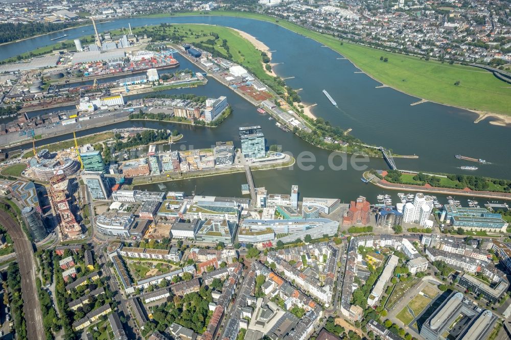 Luftaufnahme Düsseldorf - Kaianlagen und Schiffs- Anlegestellen am Hafenbecken des Binnenhafen des Rhein in Düsseldorf im Bundesland Nordrhein-Westfalen, Deutschland