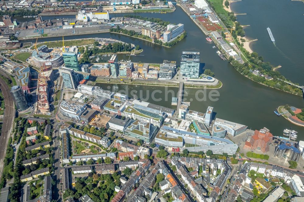 Düsseldorf von oben - Kaianlagen und Schiffs- Anlegestellen am Hafenbecken des Binnenhafen des Rhein in Düsseldorf im Bundesland Nordrhein-Westfalen, Deutschland