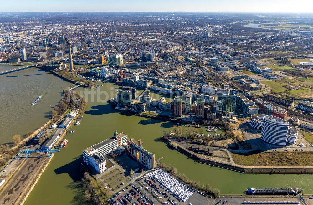 Luftbild Düsseldorf - Kaianlagen und Schiffs- Anlegestellen am Hafenbecken des Binnenhafen des Rhein in Düsseldorf im Bundesland Nordrhein-Westfalen, Deutschland