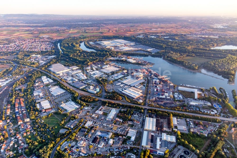 Germersheim aus der Vogelperspektive: Kaianlagen und Schiffs- Anlegestellen am Hafenbecken des Binnenhafen des Rhein in Germersheim im Bundesland Rheinland-Pfalz, Deutschland