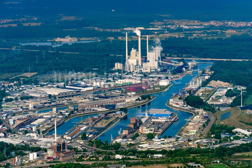 Karlsruhe von oben - Kaianlagen und Schiffs- Anlegestellen am Hafenbecken des Binnenhafen Rhein in Karlsruhe im Bundesland Baden-Württemberg, Deutschland