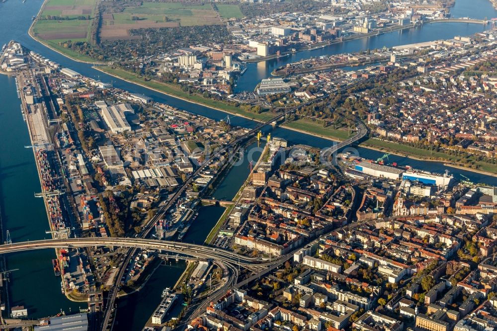 Mannheim von oben - Kaianlagen und Schiffs- Anlegestellen am Hafenbecken des Binnenhafen des Rhein im Ortsteil Mühlauhafen in Mannheim im Bundesland Baden-Württemberg, Deutschland