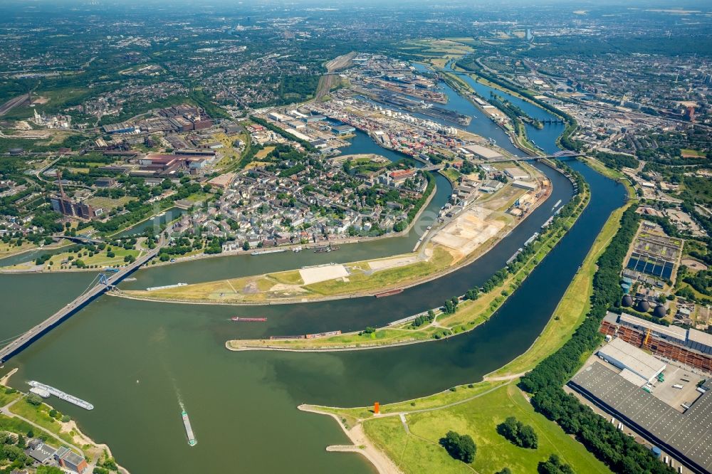 Luftbild Duisburg - Kaianlagen und Schiffs- Anlegestellen am Hafenbecken des Binnenhafen am Rhein und an der Ruhr im Ortsteil Ruhrort in Duisburg im Bundesland Nordrhein-Westfalen, Deutschland