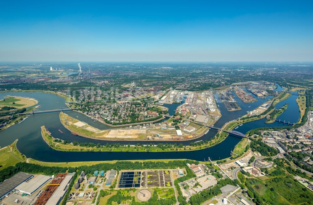 Duisburg aus der Vogelperspektive: Kaianlagen und Schiffs- Anlegestellen am Hafenbecken des Binnenhafen am Rhein und an der Ruhr im Ortsteil Ruhrort in Duisburg im Bundesland Nordrhein-Westfalen, Deutschland