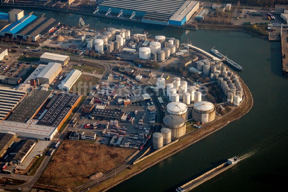 Mannheim aus der Vogelperspektive: Kaianlagen und Schiffs- Anlegestellen am Hafenbecken des Binnenhafen Rheinauhafen am Rhein mit HOYER GmbH Internationale Fachspedition im Ortsteil Rheinau in Mannheim im Bundesland Baden-Württemberg, Deutschland