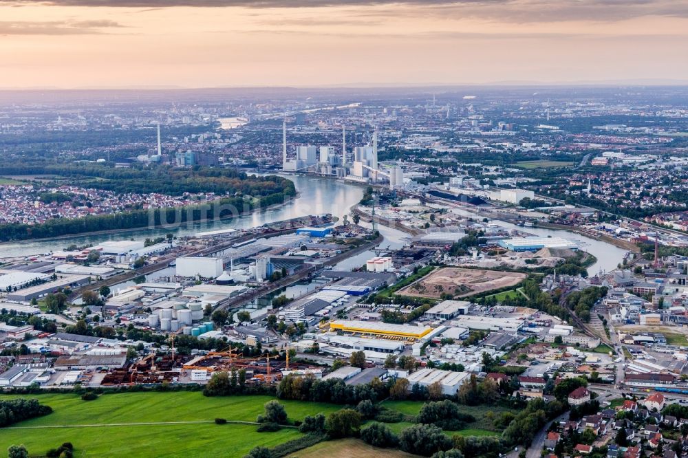 Mannheim von oben - Kaianlagen und Schiffs- Anlegestellen am Hafenbecken des Binnenhafen Rheinauhafen am Rhein im Ortsteil Rheinau in Mannheim im Bundesland Baden-Württemberg, Deutschland