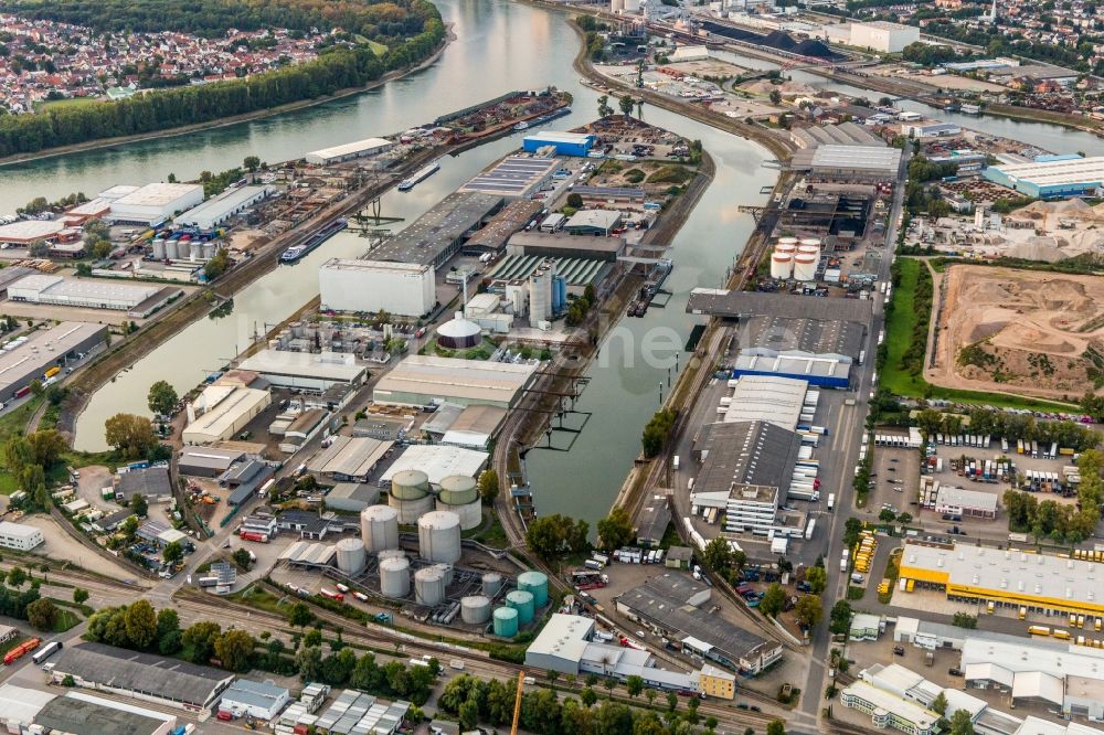 Mannheim aus der Vogelperspektive: Kaianlagen und Schiffs- Anlegestellen am Hafenbecken des Binnenhafen Rheinauhafen am Rhein im Ortsteil Rheinau in Mannheim im Bundesland Baden-Württemberg, Deutschland