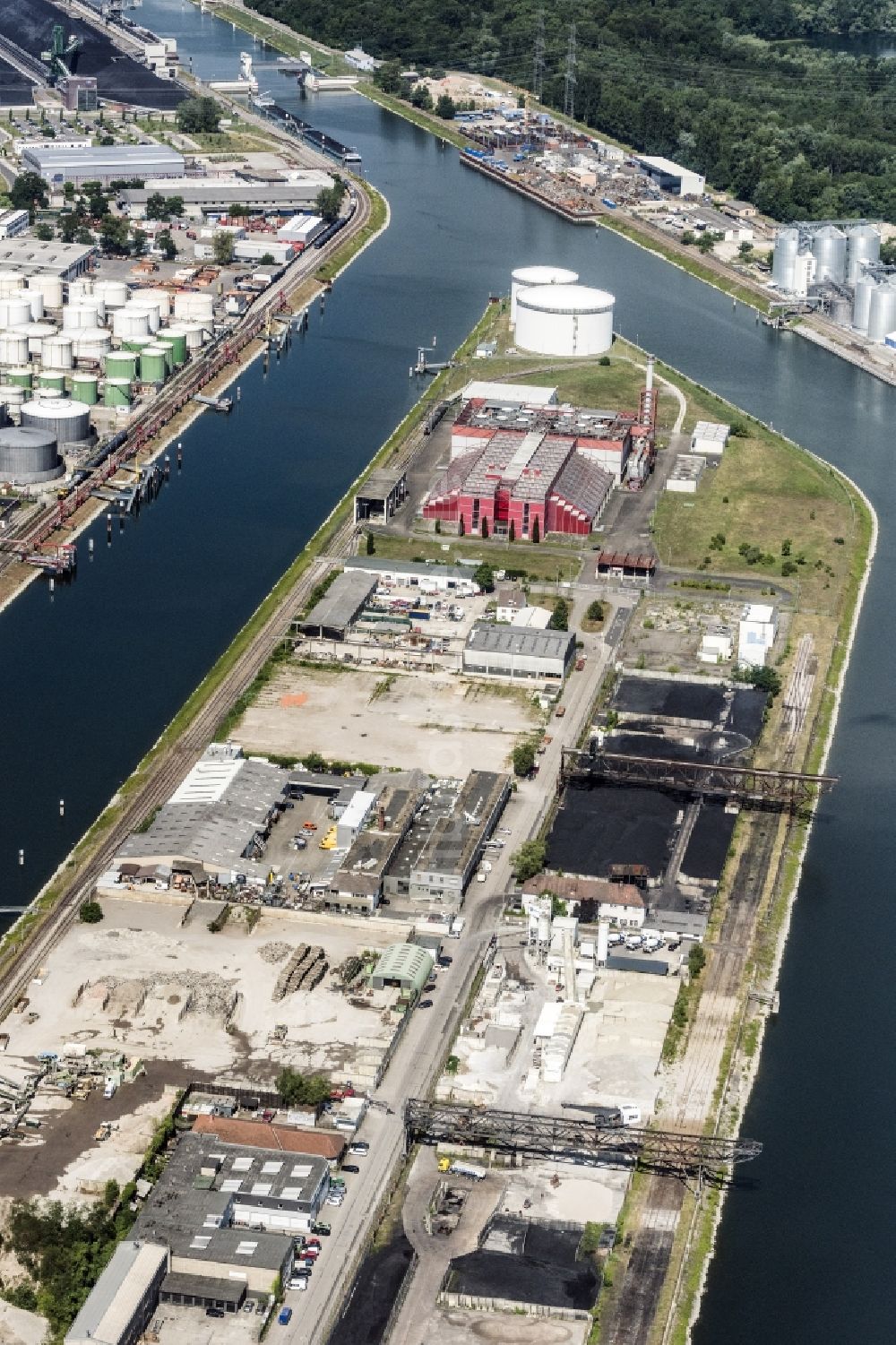 Karlsruhe aus der Vogelperspektive: Kaianlagen und Schiffs- Anlegestellen am Hafenbecken des Binnenhafen Rheinhafen in Karlsruhe im Bundesland Baden-Württemberg, Deutschland