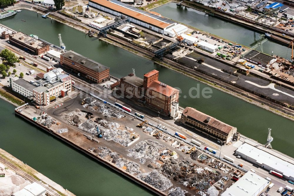 Karlsruhe aus der Vogelperspektive: Kaianlagen und Schiffs- Anlegestellen am Hafenbecken des Binnenhafen Rheinhafen in Karlsruhe im Bundesland Baden-Württemberg, Deutschland