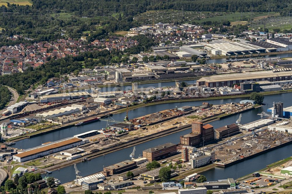 Karlsruhe von oben - Kaianlagen und Schiffs- Anlegestellen am Hafenbecken des Binnenhafen Rheinhafen in Karlsruhe im Bundesland Baden-Württemberg, Deutschland