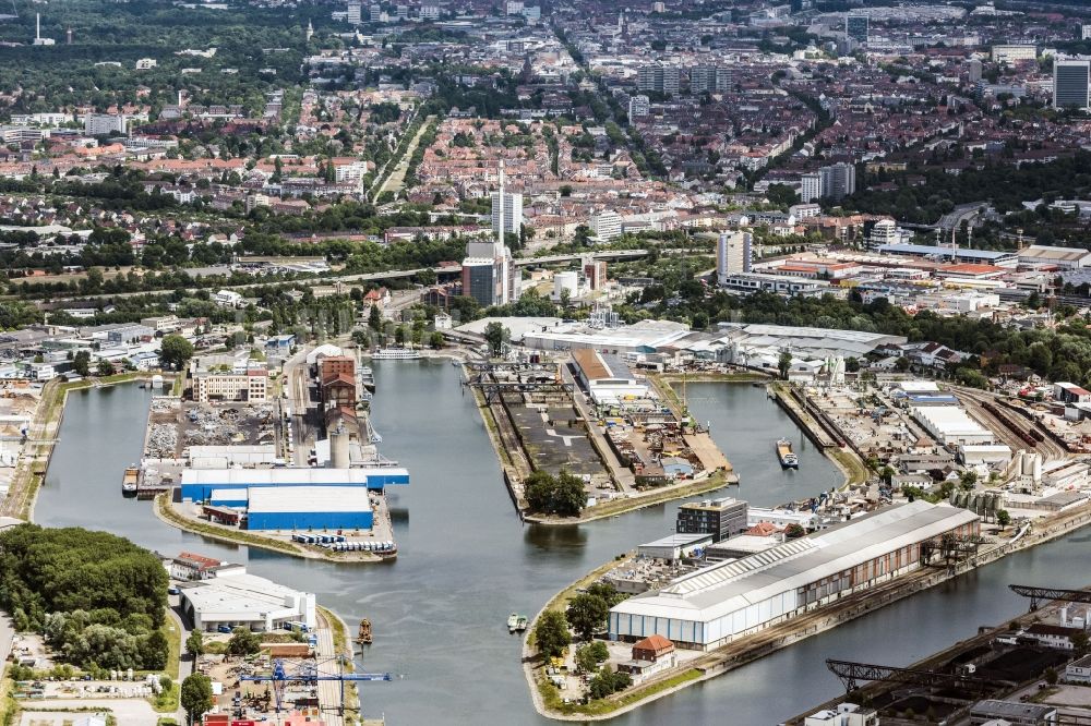 Karlsruhe aus der Vogelperspektive: Kaianlagen und Schiffs- Anlegestellen am Hafenbecken des Binnenhafen Rheinhafen Karlsruhe in Karlsruhe im Bundesland Baden-Württemberg, Deutschland