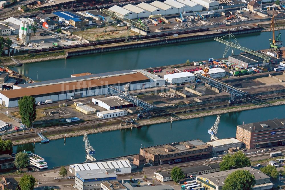 Luftaufnahme Karlsruhe - Kaianlagen und Schiffs- Anlegestellen am Hafenbecken des Binnenhafen Rheinhafen Karlsruhe in Karlsruhe im Bundesland Baden-Württemberg, Deutschland