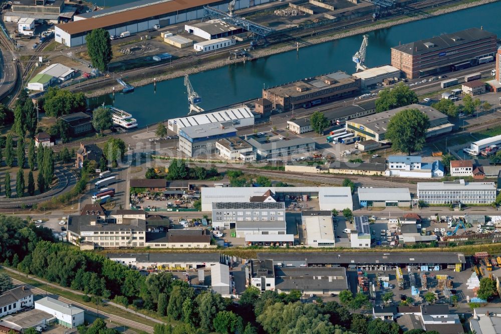 Karlsruhe von oben - Kaianlagen und Schiffs- Anlegestellen am Hafenbecken des Binnenhafen Rheinhafen Karlsruhe in Karlsruhe im Bundesland Baden-Württemberg, Deutschland