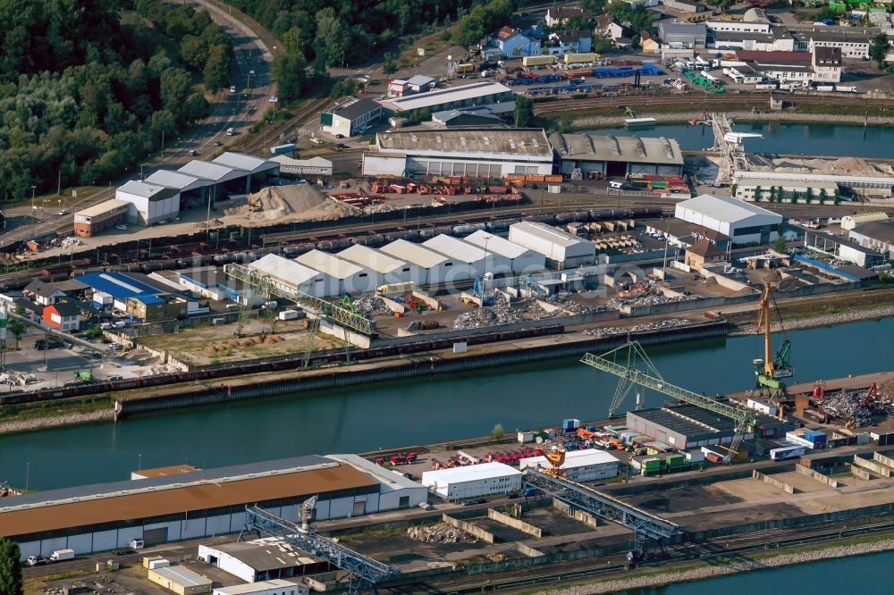 Karlsruhe aus der Vogelperspektive: Kaianlagen und Schiffs- Anlegestellen am Hafenbecken des Binnenhafen Rheinhafen Karlsruhe in Karlsruhe im Bundesland Baden-Württemberg, Deutschland