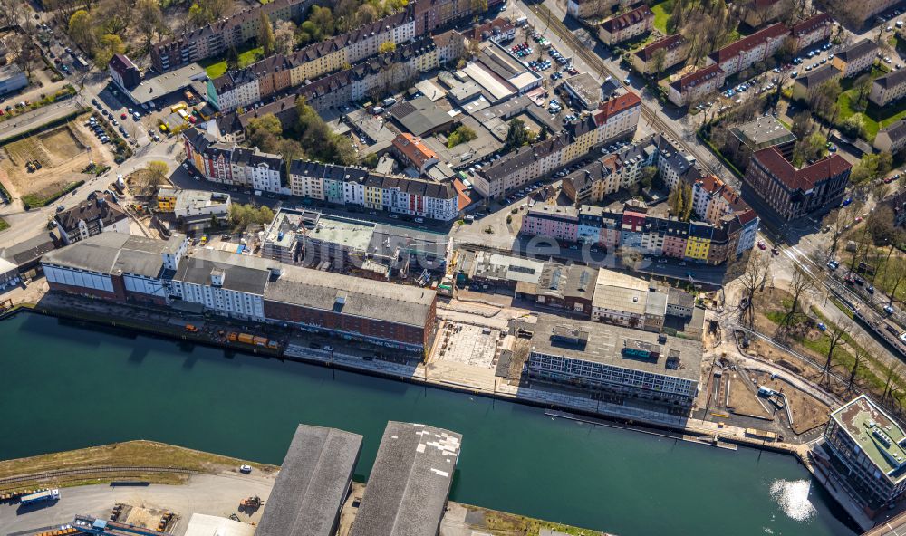 Dortmund von oben - Kaianlagen und Schiffs- Anlegestellen am Hafenbecken des Binnenhafen an der Speicherstraße - Lagerhausstraße im Ortsteil Hafen in Dortmund im Bundesland Nordrhein-Westfalen, Deutschland