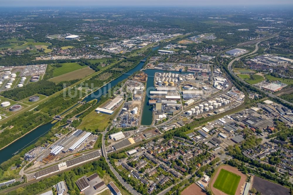 Luftbild Gelsenkirchen - Kaianlagen und Schiffs- Anlegestellen am Hafenbecken des Binnenhafen Stadthafen Gelsenkirchen im Bundesland Nordrhein-Westfalen - NRW, Deutschland