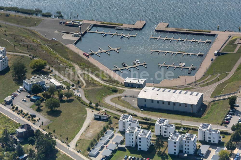 Großräschen von oben - Kaianlagen und Schiffs- Anlegestellen am Hafenbecken des Binnenhafen - Stadthafen Großräschen an der Seestraße in Großräschen im Bundesland Brandenburg, Deutschland