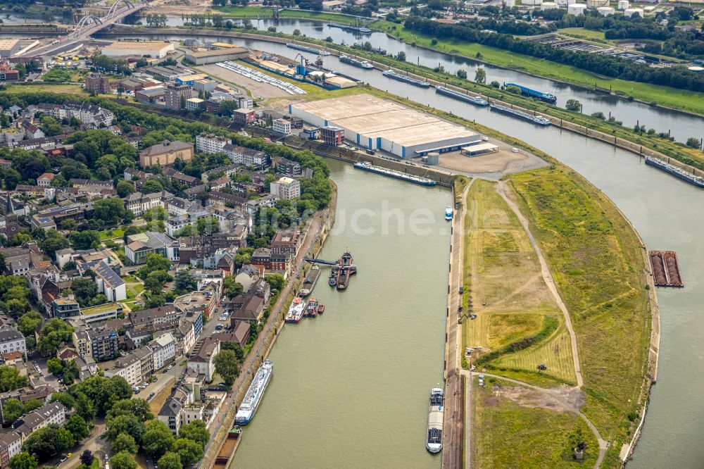 Duisburg aus der Vogelperspektive: Kaianlagen und Schiffs- Anlegestellen am Hafenbecken des Binnenhafen am Vinckekanal in Duisburg im Bundesland Nordrhein-Westfalen, Deutschland