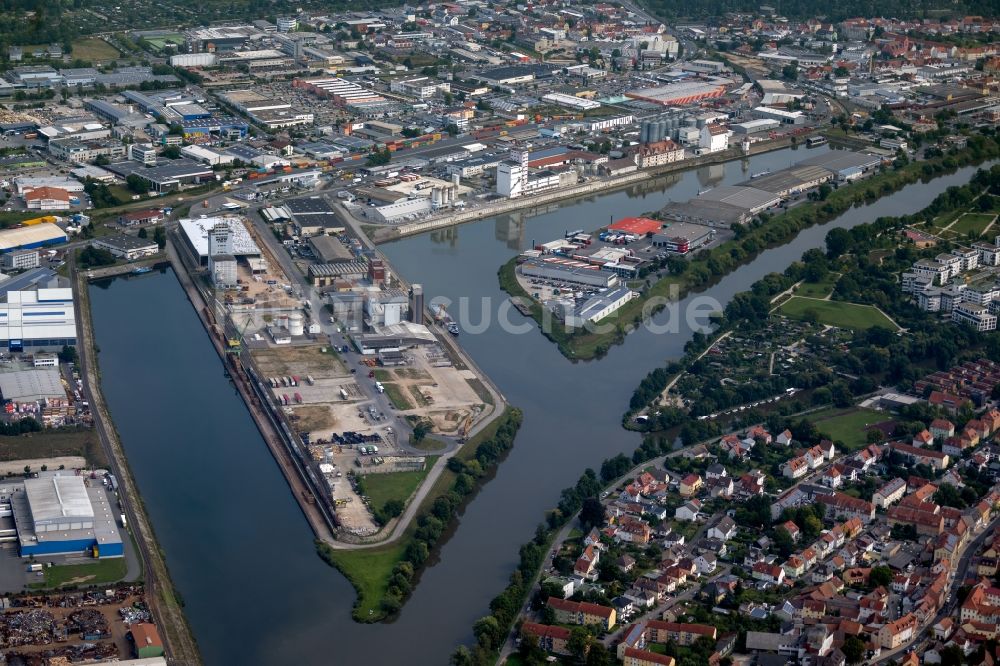 Luftaufnahme Bamberg - Kaianlagen und Schiffs- Anlegestellen am Hafenbecken des Binnenhafens an der Regnitz im Ortsteil Gaustadt in Bamberg im Bundesland Bayern