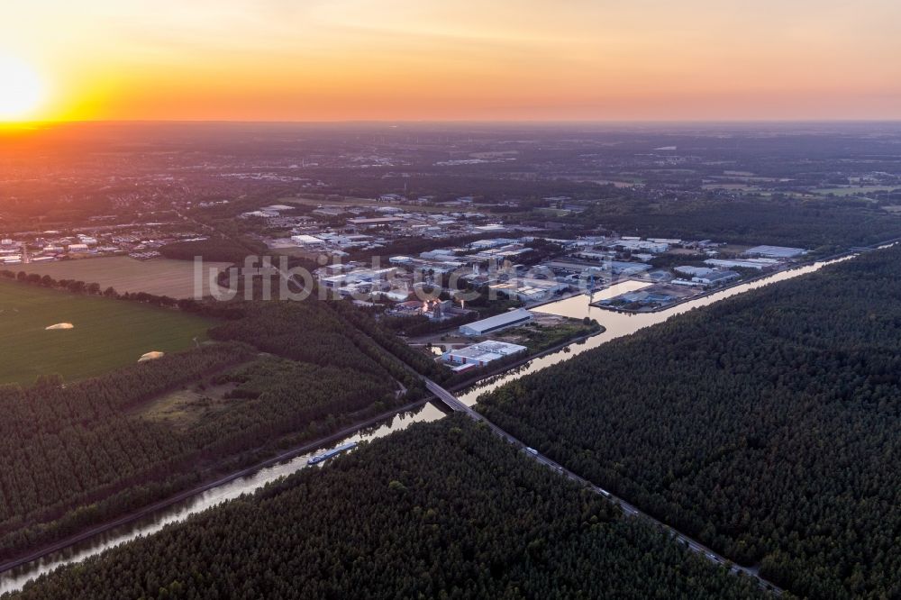 Lüneburg von oben - Kaianlagen und Schiffs- Anlegestellen am Hafenbecken der Hafen Lüneburg GmbH am Elbe-Seitenkanal in Lüneburg im Bundesland Niedersachsen, Deutschland