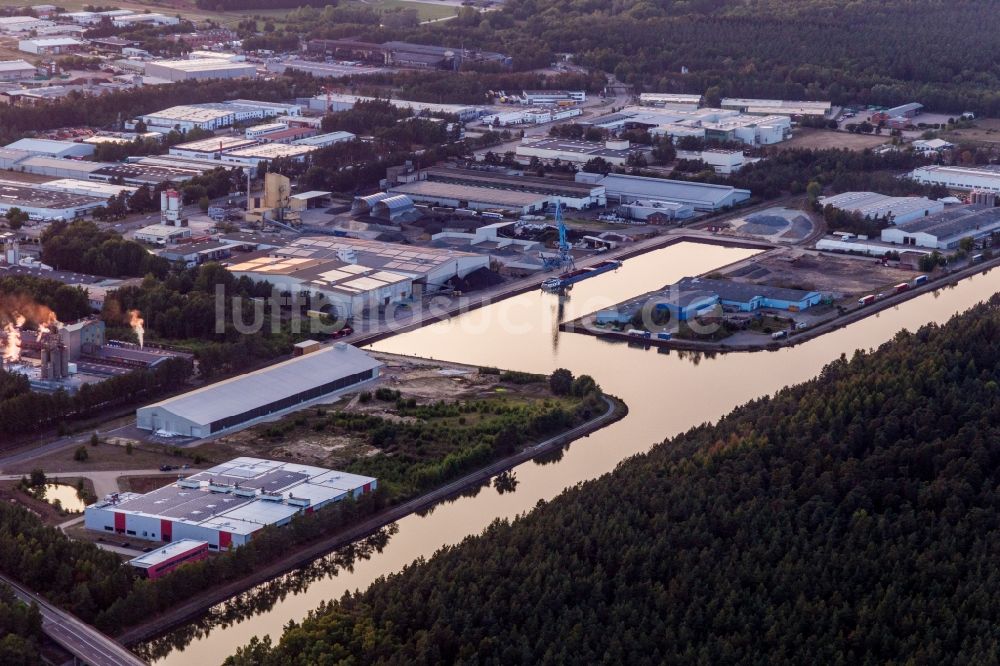 Lüneburg aus der Vogelperspektive: Kaianlagen und Schiffs- Anlegestellen am Hafenbecken der Hafen Lüneburg GmbH am Elbe-Seitenkanal in Lüneburg im Bundesland Niedersachsen, Deutschland