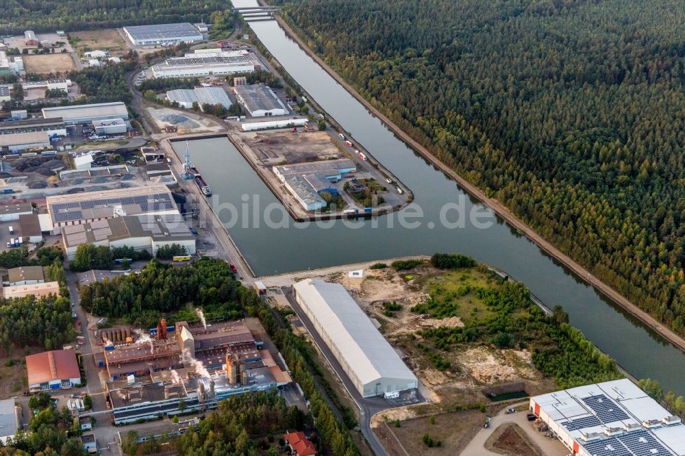 Luftaufnahme Lüneburg - Kaianlagen und Schiffs- Anlegestellen am Hafenbecken der Hafen Lüneburg GmbH am Elbe-Seitenkanal in Lüneburg im Bundesland Niedersachsen, Deutschland