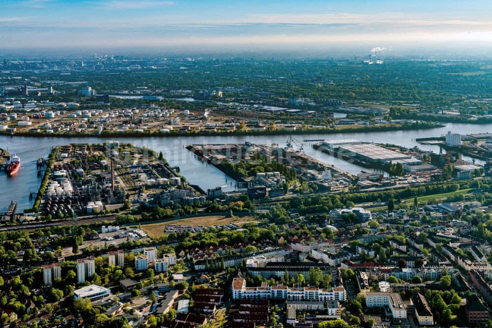 Hamburg aus der Vogelperspektive: Kaianlagen und Schiffs- Anlegestellen an den Hafenbecken von Seehafen 1 bis 4 an der Süderelbe im Ortsteil Harburg in Hamburg, Deutschland