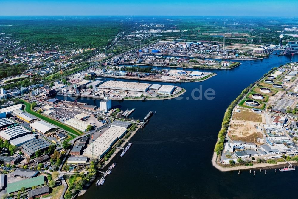 Luftbild Hamburg - Kaianlagen und Schiffs- Anlegestellen an den Hafenbecken von Seehafen 1 bis 4 an der Süderelbe im Ortsteil Harburg in Hamburg, Deutschland