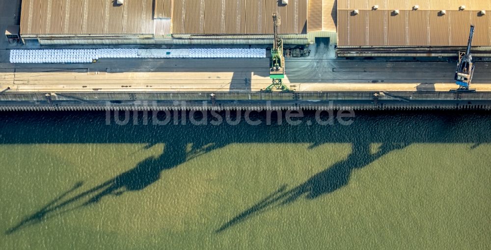 Duisburg aus der Vogelperspektive: Kaianlagen und Schiffs- Anlegestellen mit Verlade- Terminal am Binnenhafen in Duisburg im Bundesland Nordrhein-Westfalen, Deutschland