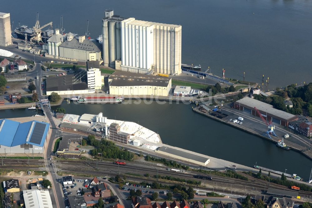 Brake (Unterweser) aus der Vogelperspektive: Kaianlagen und Schiffs- Anlegestellen mit Verlade- Terminals am Binnenhafen in Brake (Unterweser) im Bundesland Niedersachsen