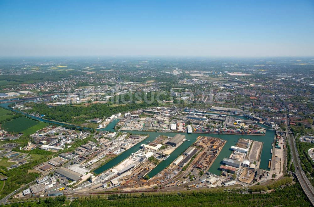 Dortmund von oben - Kaianlagen und Schiffs- Anlegestellen mit Verlade- Terminals am Binnenhafen in Dortmund im Bundesland Nordrhein-Westfalen