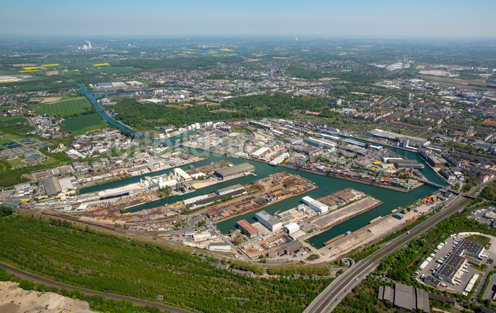 Dortmund aus der Vogelperspektive: Kaianlagen und Schiffs- Anlegestellen mit Verlade- Terminals am Binnenhafen in Dortmund im Bundesland Nordrhein-Westfalen