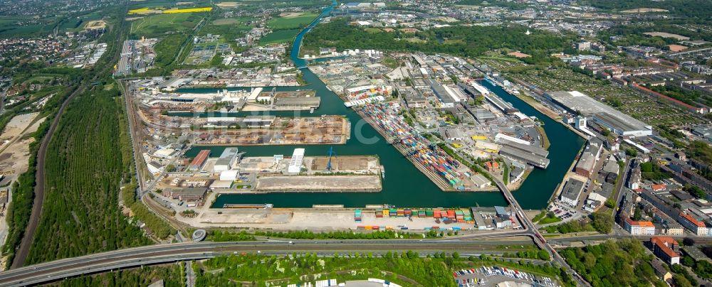 Dortmund aus der Vogelperspektive: Kaianlagen und Schiffs- Anlegestellen mit Verlade- Terminals am Binnenhafen in Dortmund im Bundesland Nordrhein-Westfalen