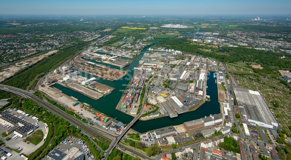 Dortmund von oben - Kaianlagen und Schiffs- Anlegestellen mit Verlade- Terminals am Binnenhafen in Dortmund im Bundesland Nordrhein-Westfalen