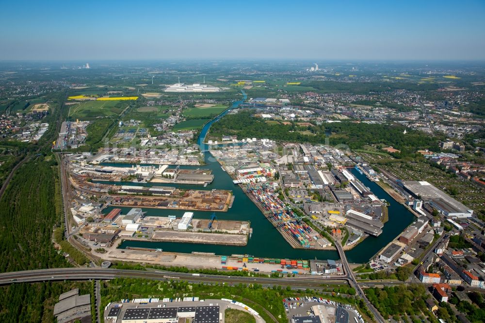 Dortmund aus der Vogelperspektive: Kaianlagen und Schiffs- Anlegestellen mit Verlade- Terminals am Binnenhafen in Dortmund im Bundesland Nordrhein-Westfalen