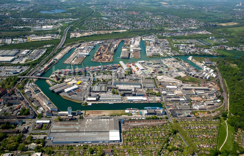 Dortmund von oben - Kaianlagen und Schiffs- Anlegestellen mit Verlade- Terminals am Binnenhafen in Dortmund im Bundesland Nordrhein-Westfalen