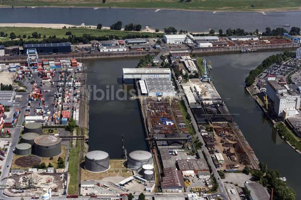 Düsseldorf von oben - Kaianlagen und Schiffs- Anlegestellen mit Verlade- Terminals am Binnenhafen in Düsseldorf im Bundesland Nordrhein-Westfalen - NRW, Deutschland