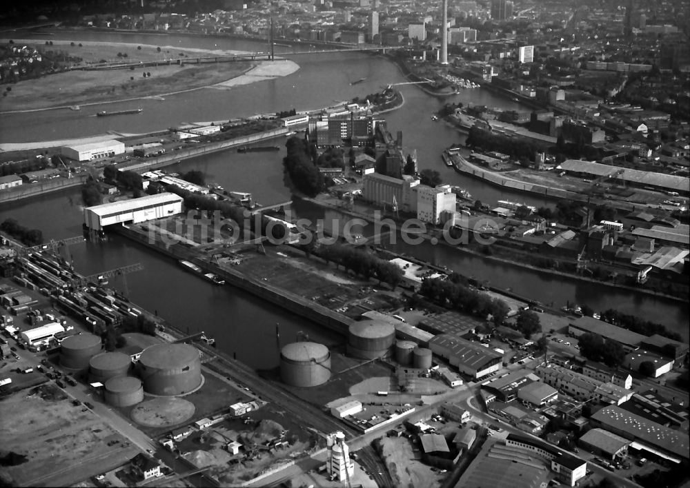 Luftaufnahme Düsseldorf - Kaianlagen und Schiffs- Anlegestellen mit Verlade- Terminals am Binnenhafen in Düsseldorf im Bundesland Nordrhein-Westfalen - NRW, Deutschland