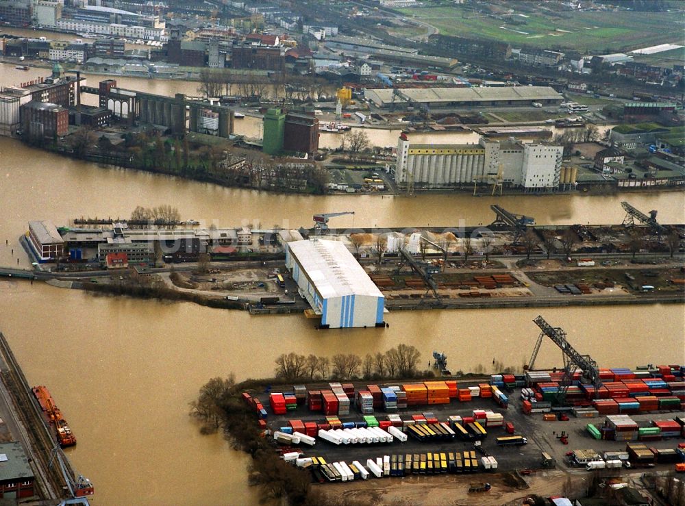 Luftaufnahme Düsseldorf - Kaianlagen und Schiffs- Anlegestellen mit Verlade- Terminals am Binnenhafen in Düsseldorf im Bundesland Nordrhein-Westfalen - NRW, Deutschland