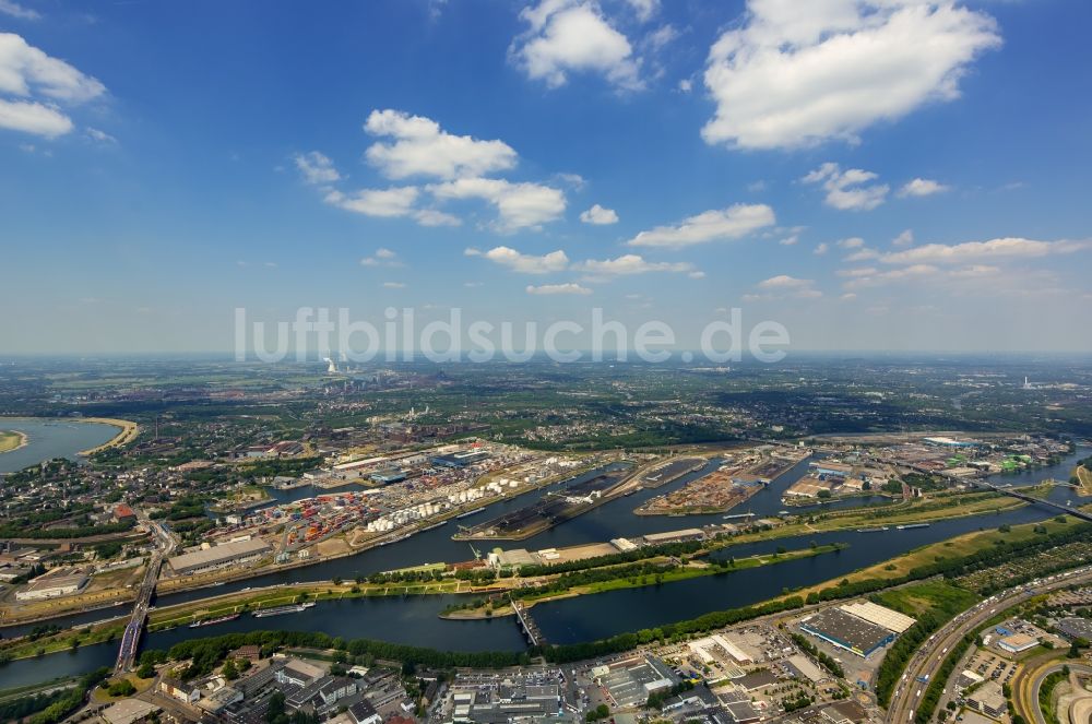 Duisburg von oben - Kaianlagen und Schiffs- Anlegestellen mit Verlade- Terminals am Binnenhafen in Duisburg im Bundesland Nordrhein-Westfalen