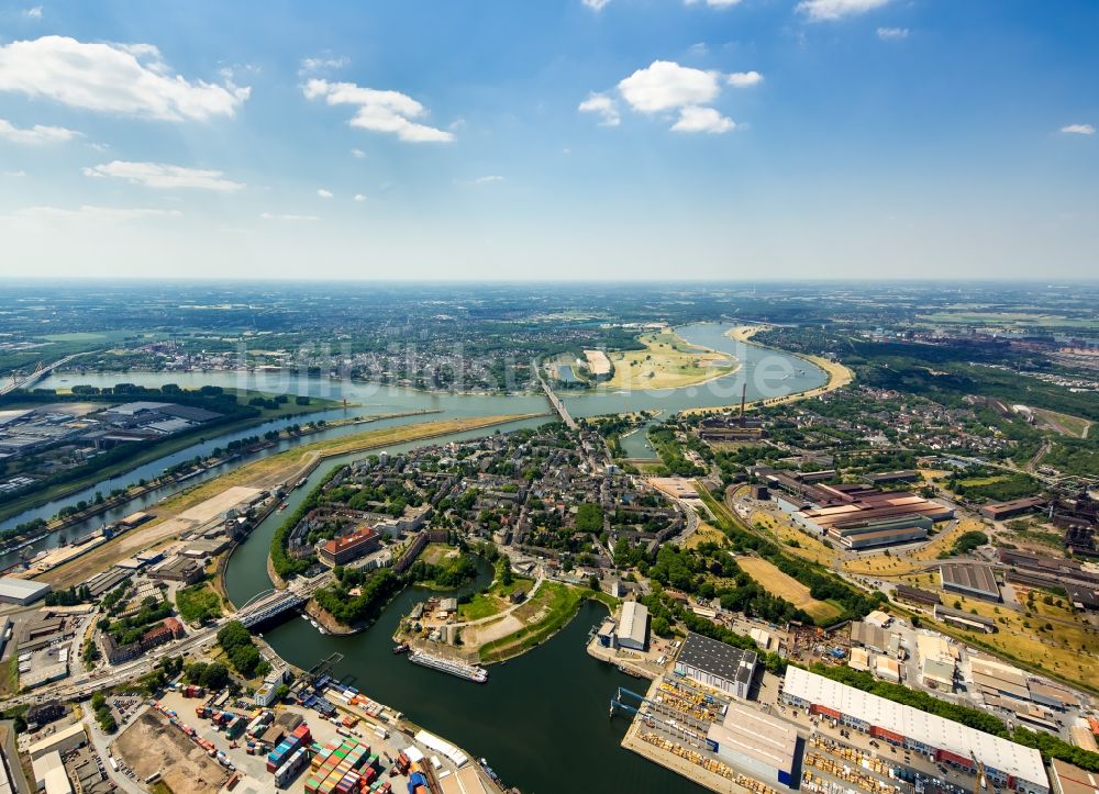 Duisburg aus der Vogelperspektive: Kaianlagen und Schiffs- Anlegestellen mit Verlade- Terminals am Binnenhafen in Duisburg im Bundesland Nordrhein-Westfalen