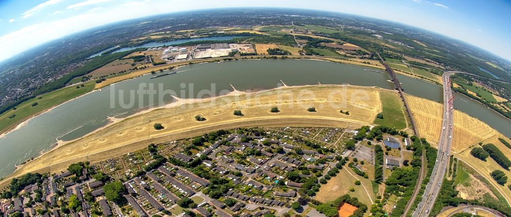 Duisburg von oben - Kaianlagen und Schiffs- Anlegestellen mit Verlade- Terminals am Binnenhafen in Duisburg im Bundesland Nordrhein-Westfalen