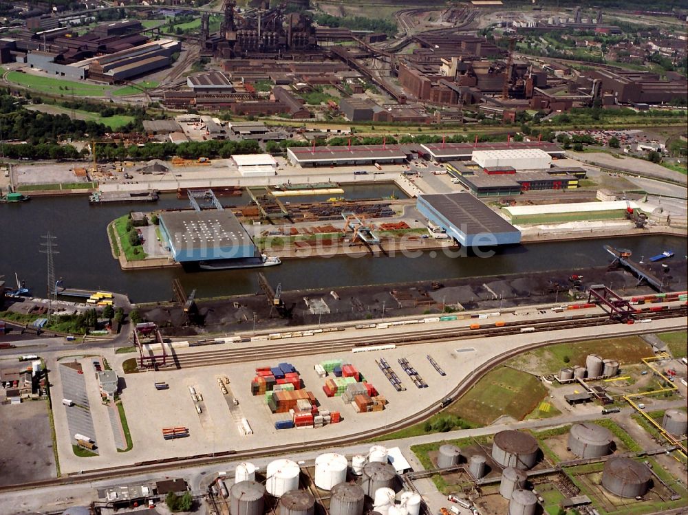 Duisburg aus der Vogelperspektive: Kaianlagen und Schiffs- Anlegestellen mit Verlade- Terminals am Binnenhafen in Duisburg im Bundesland Nordrhein-Westfalen