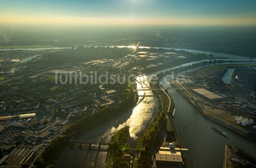 Luftbild Duisburg - Kaianlagen und Schiffs- Anlegestellen mit Verlade- Terminals am Binnenhafen in Duisburg im Bundesland Nordrhein-Westfalen