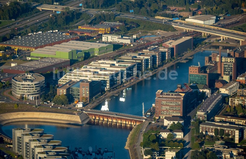 Luftaufnahme Duisburg - Kaianlagen und Schiffs- Anlegestellen mit Verlade- Terminals am Binnenhafen in Duisburg im Bundesland Nordrhein-Westfalen