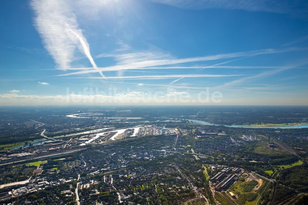 Luftbild Duisburg - Kaianlagen und Schiffs- Anlegestellen mit Verlade- Terminals am Binnenhafen in Duisburg im Bundesland Nordrhein-Westfalen