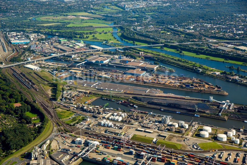 Duisburg von oben - Kaianlagen und Schiffs- Anlegestellen mit Verlade- Terminals am Binnenhafen in Duisburg im Bundesland Nordrhein-Westfalen