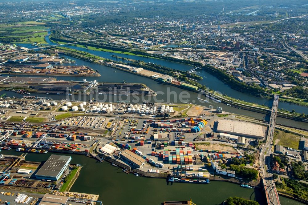 Duisburg aus der Vogelperspektive: Kaianlagen und Schiffs- Anlegestellen mit Verlade- Terminals am Binnenhafen in Duisburg im Bundesland Nordrhein-Westfalen