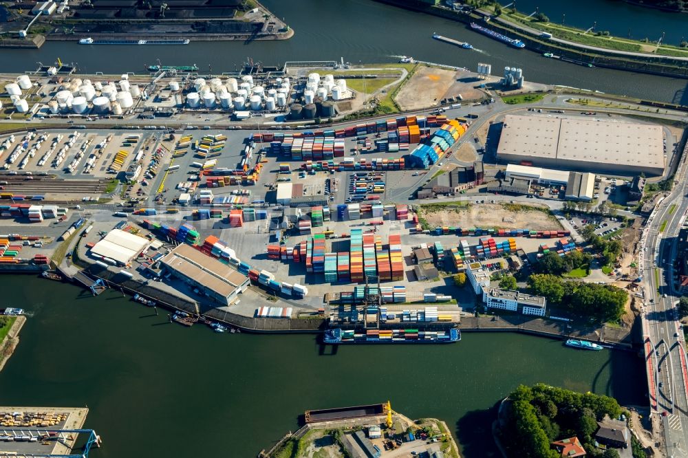 Luftbild Duisburg - Kaianlagen und Schiffs- Anlegestellen mit Verlade- Terminals am Binnenhafen in Duisburg im Bundesland Nordrhein-Westfalen